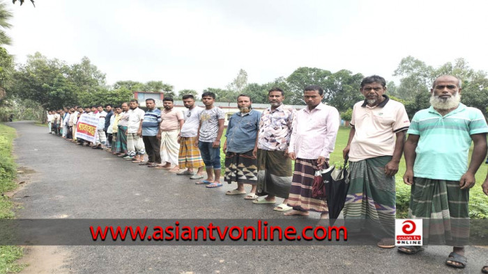 মহাদেবপুরে বিদ্যালয়ের সভাপতির বিরুদ্ধে অপপ্রচারকারীদের শাস্তির দাবিতে মানববন্ধন