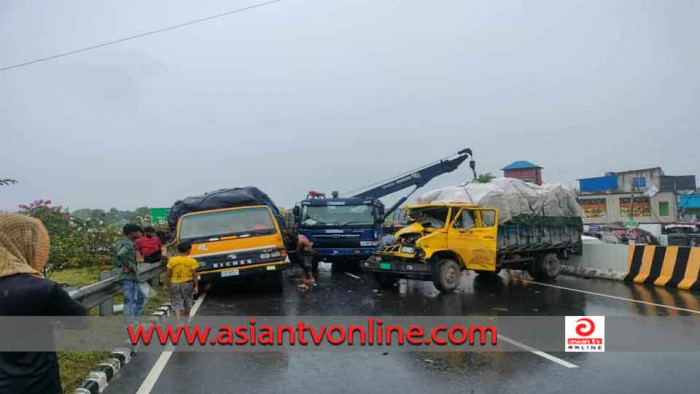 বঙ্গবন্ধু এক্সপ্রেসওয়েতে ৩ ট্রাকের সংঘর্ষ, আহত ৪