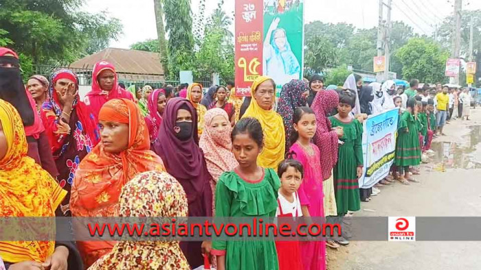 ব্রিজের দাবিতে এমপির বাড়ি ঘেরাও