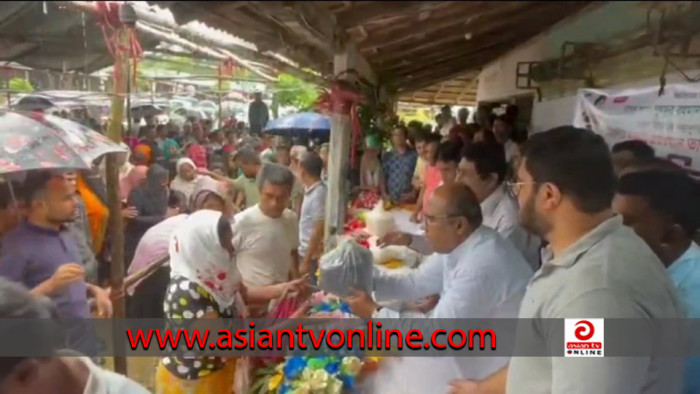 বন্যার্তদের মাঝে খাদ্য সামগ্রী বিতরণ করলেন সাবেক এমপি কাজল