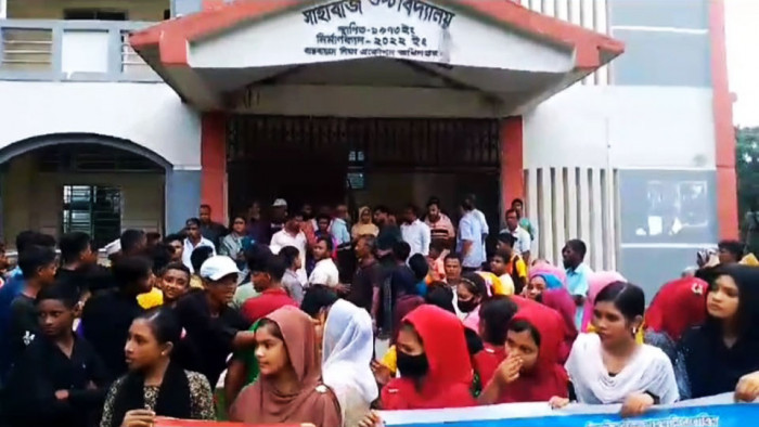 সুন্দরগঞ্জে প্রধান শিক্ষকের বিরুদ্ধে অনিয়ম, দুর্নীতি ও স্বেচ্ছাচারিতার অভিযোগ, পদত্যাগ দাবি
