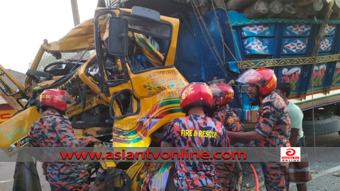 ঘোড়াঘাটে ট্রাকে ট্রাকে সংঘর্ষে ১ জন নিহত