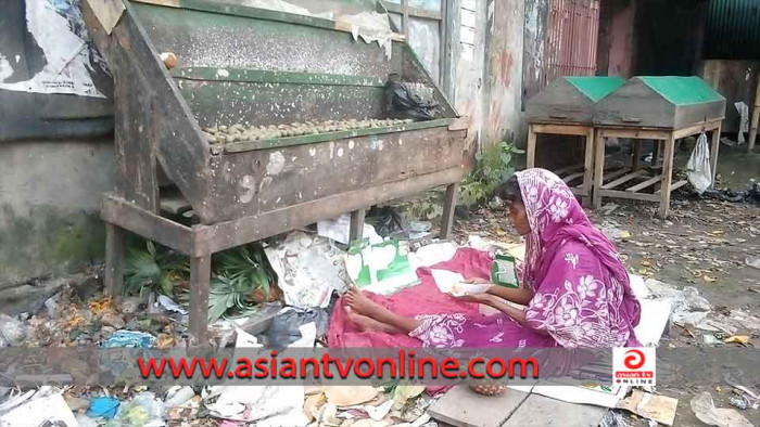 বাজিতপুরে ডাস্টবিনেই বসবাস অসুস্থ এক বয়স্ক নারীর!