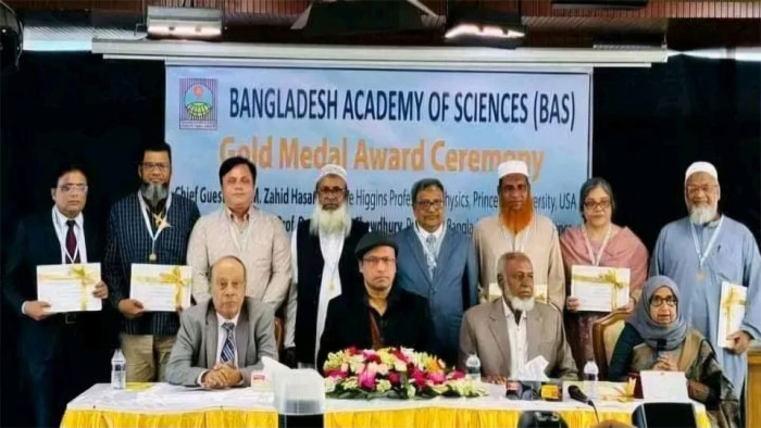 গবেষণায় অবদানের জন্য স্বর্ণপদক পেলেন বাকৃবির ৫ শিক্ষক