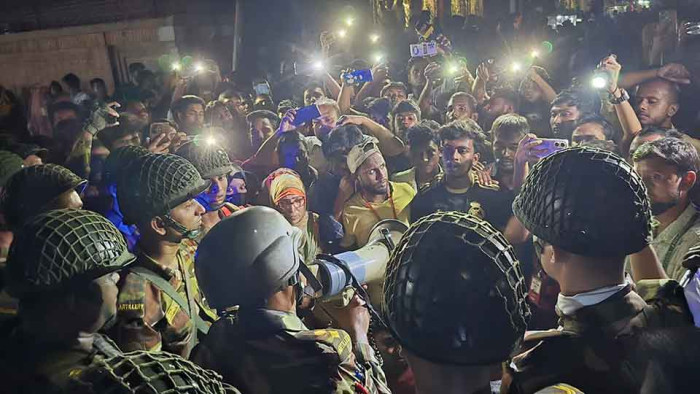 রোববারের মধ্য এক মাসের বেতন পরিশোধের সিদ্ধান্ত, শ্রমিকদের অবরোধ প্রত্যাহার
