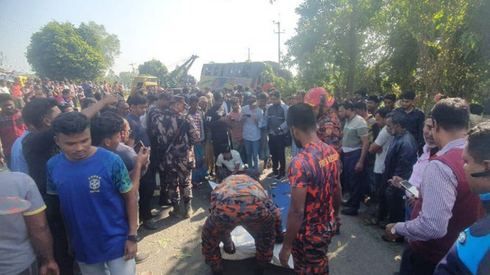 চৌদ্দগ্রামে নিয়ন্ত্রণ হারিয়ে গাছের সঙ্গে বাসের ধাক্কা, নিহত ৩
