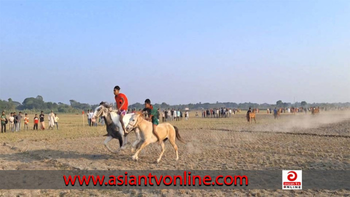পলাশে গ্রামীণ ঐতিহ্যবাহী ঘোড়া দৌড় প্রতিযোগিতা অনুষ্ঠিত