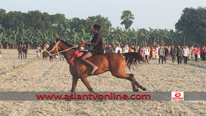 মনোহরদীতে ঐতিহ্যবাহী ঘোড়দৌড় দেখতে হাজারও মানুষের ঢল