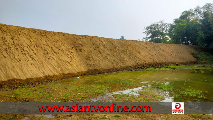 দোয়ারাবাজারে পাউবো’র দায়সারা কাজ: ফসলরক্ষা বাঁধ চুইয়ে বের হচ্ছে পানি, ধসে পড়ার আশঙ্কা