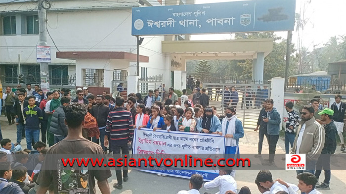 ঈশ্বরদীতে সড়ক অবরোধ করে ছাত্র-জনতার বিক্ষোভ
