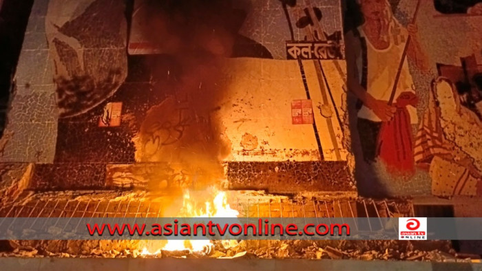 মানিকগঞ্জে বঙ্গবন্ধু চত্বর ভেঙে দিলো বৈষম্যবিরোধী ছাত্র-জনতা
