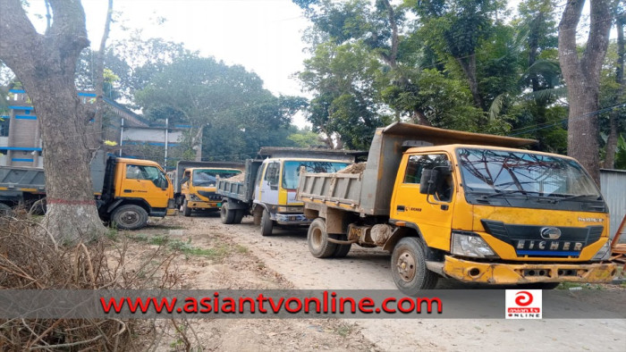 সদরপুরে ৬টি মাটি বোঝাই ড্রাম ট্রাকসহ আটক ৮