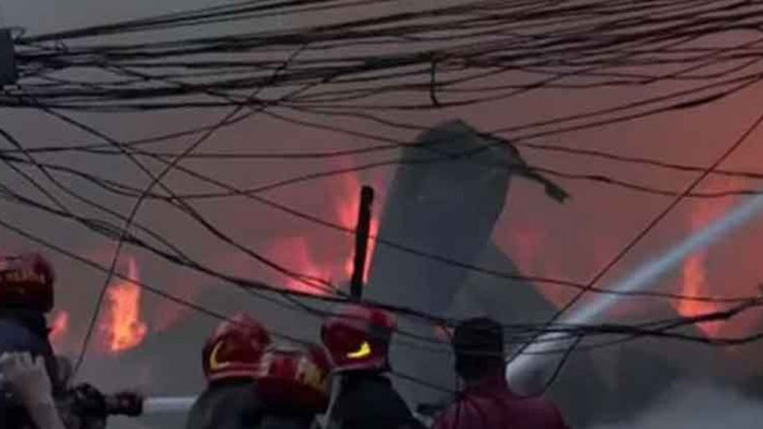 রাজধানীর রামপুরায় আগুনে পুড়ল সিএনজি গ্যারেজ