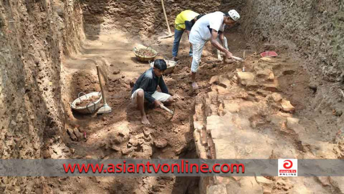 মাটি খুঁড়তেই বেরিয়ে এলো প্রাচীন স্হাপনা