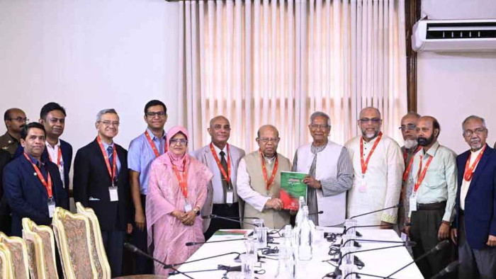 স্বাস্থ্যখাতের সংস্কারে সুপারিশসহ প্রতিবেদন জমা দিল কমিশন