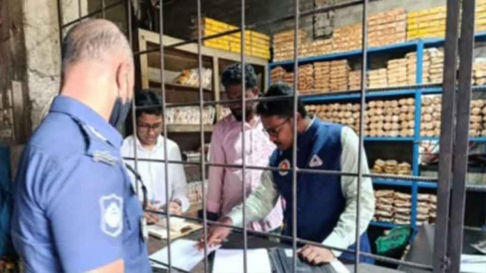 বেকারিতে মোবাইল কোর্টের অভিযান, ৪০ হাজার টাকা জরিমানা