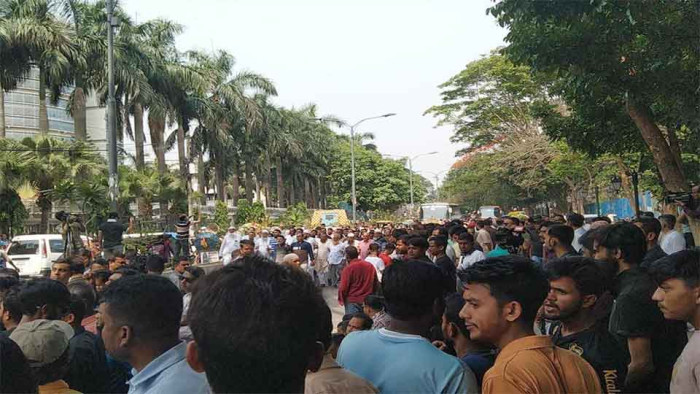 লং মার্চ টু সচিবালয় শুরু করতে নগর ভবনের সামনে জড়ো হচ্ছেন ইশরাকপন্থীরা
