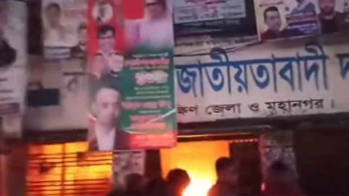কুমিল্লায় বিএনপি কার্যালয়ে আগুন দিয়ে ছাত্রদলের পদ বঞ্চিতদের বিক্ষোভ