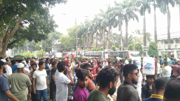 নগরভবনের সামনে ইশরাকপন্থিদের টানা চতুর্থ দিনের বিক্ষোভ চলছে