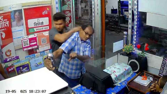 ব্যবসায়ীকে নিজ প্রতিষ্ঠান থেকে ঘাড় ধাক্কা দিয়ে বের করে দেয়ার ভিডিও ভাইরাল