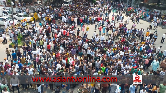 ইশরাক অনুসারীদের দখলে মৎস্য ভবন মোড়, যান চলাচল বন্ধ