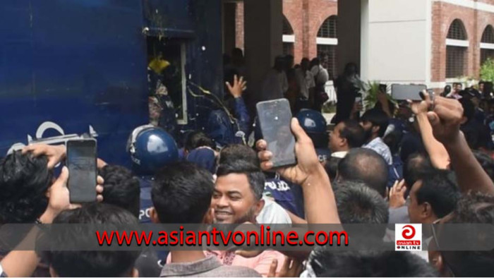সাবেক এমপি মমতাজকে লক্ষ্য করে ডিম ও জুতা নিক্ষেপ