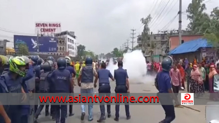 কালিয়াকৈরে বেতনের দাবিতে উত্তেজনা, লাঠিচার্জ ও কাঁদানে গ্যাস নিক্ষেপ