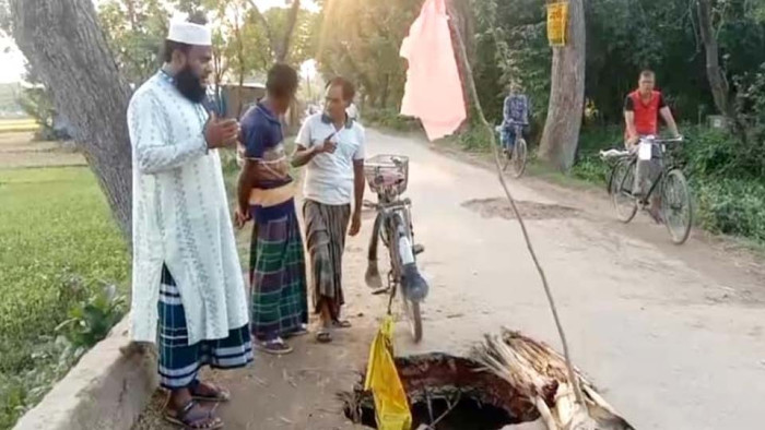 বদলগাছীর মিঠাপুর পালপাড়ার মোড় ভাঙা ব্রিজটি যেন এখন মৃত্যু কূপ!