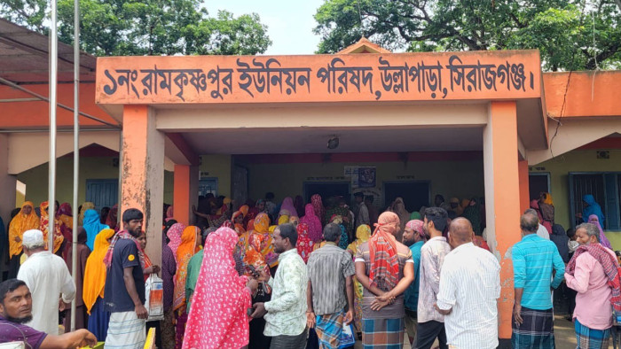 উল্লাপাড়ায় ভিজিডির চাল বিতরণে অর্থ নেওয়ার অভিযোগ