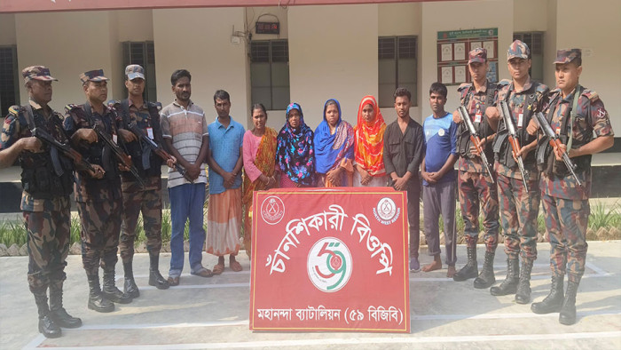 চাঁপাইনবাবগঞ্জের  চাঁনশিকারী সীমান্ত দিয়ে ৮ জনকে পুশইন করেছে বিএসএফ