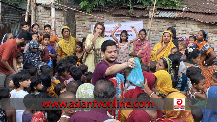 পথশিশুদের মাঝে কাপড় বিতরণ করল উইনসাম স্মাইল ফাউন্ডেশন