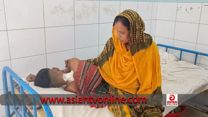 তুচ্ছ ঘটনায় কিশোরকে কুপিয়ে জখম, থানায় অভিযোগ