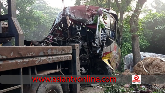 ফকিরহাটে গাছের সাথে যাত্রীবাহী বাসের ধাক্কা লেগে নিহত ১