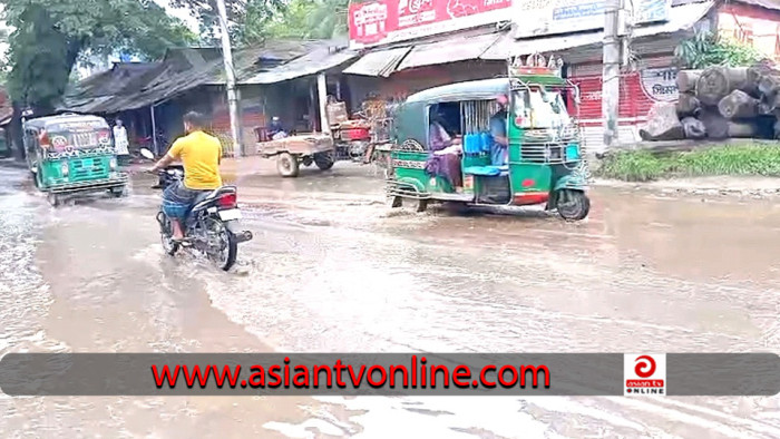 কচুয়ায় বৃষ্টি হলেই রাস্তায় হাঁটু পানি, পথচারীদের চরম দুর্ভোগ