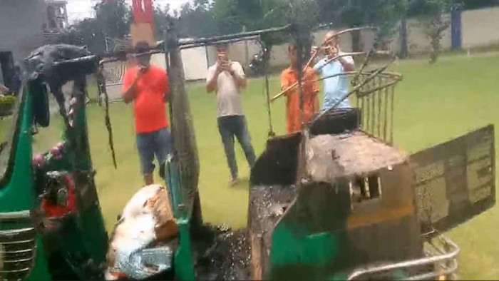 পুলিশ হেফাজতে থাকা তিনটি অটোরিকশা আগুনে পুড়ে ভস্মীভূত
