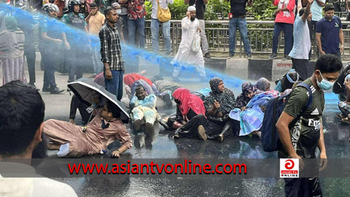 প্রেসক্লাবে আন্দোলনকারীদের ওপর জলকামান-সাউন্ড গ্রেনেড নিক্ষেপ