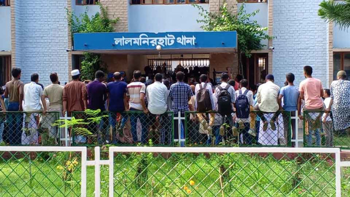 লালমনিরহাটে ইসলাম ধর্ম ও মহানবী সম্পর্কে কটূক্তি করায় বাবা ও ছেলেকে থানায় সোপর্দ