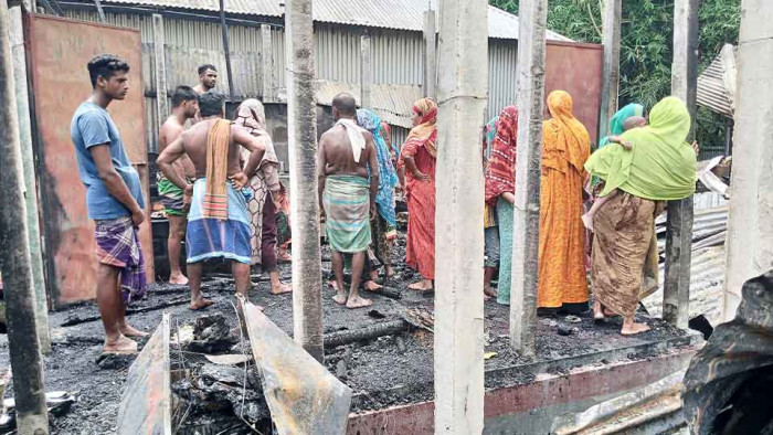 সরিষাবাড়ীতে অগ্নিকাণ্ডে ৪টি বসতঘর পুড়ে ছাই