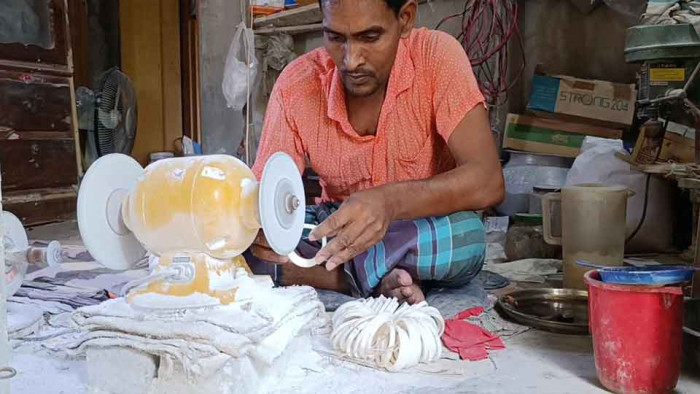 নানা সঙ্কটে ঐতিহ্য হারানোর শঙ্কায় চাটমোহরের শাঁখা শিল্প