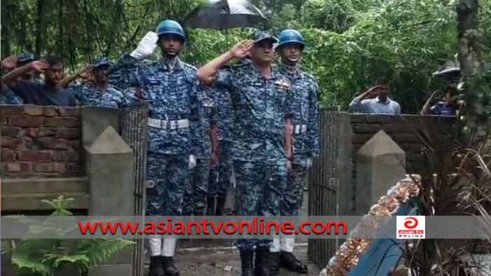 দুই শিক্ষার্থীর কবর জিয়ারত ও গার্ড অফ অনার দিলো বিমান বাহিনী