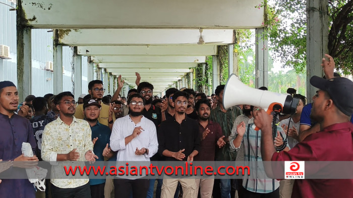 কম্বাইন্ড ডিগ্রির দাবিতে ষষ্ঠ দিনের মতো বিক্ষোভে নেমেছে পশুপালন অনুষদের শিক্ষার্থীরা