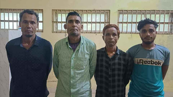 টাঙ্গাইলে সরকারি হাসপাতাল থেকে ৫ দালাল আটক