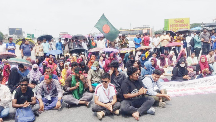 শিক্ষার্থীদের মহাসড়ক অবরোধ, ঢাকা-উত্তরবঙ্গ যোগাযোগ বন্ধ