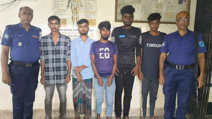মানিকগঞ্জে স্কুলছাত্রীর শ্লীলতাহানির চেষ্টা, জনতার হাতে পাঁচ বখাটে আটক